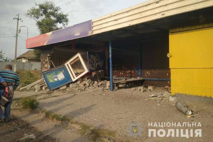 В Харьковской области автомобиль влетел в автобусную остановку - есть погибшая