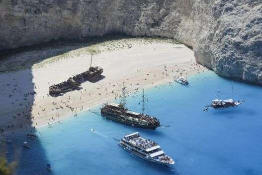На знаменитом пляже Греции обвалилась скала, пострадали туристы