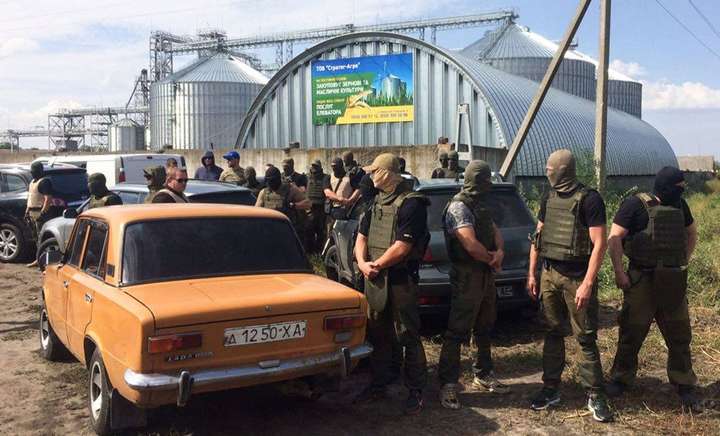<span>Суд обрав запобіжний захід усім підозрюваним у вчиненні хуліганських дій у селищі Занки на Харківщині</span> - Суд взяв під варту 22 учасників конфлікту на елеваторі на Харківщині