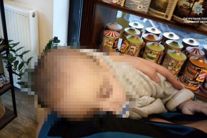 В Одесі п’яні батьки кинули немовля на вулиці