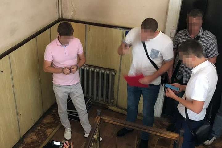 У Львові СБУ затримала на хабарі старшого слідчого поліції - У Львові СБУ затримала слідчого, що вимагав хабар у винуватця ДТП
