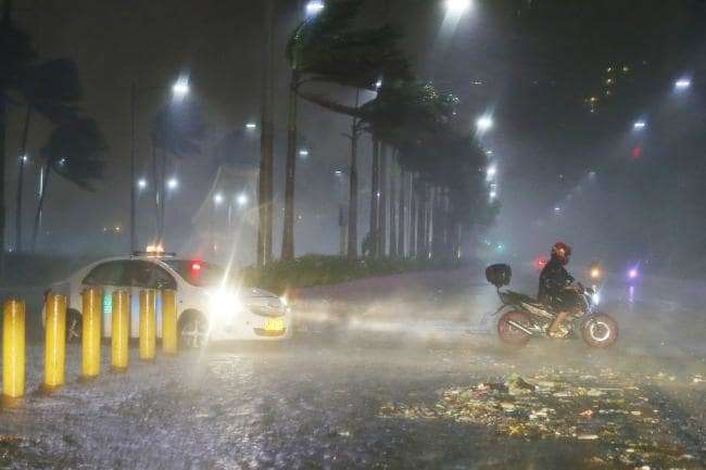 На Філіппіни обрушився тайфун Манґхут - найпотужніший у 2018 році
