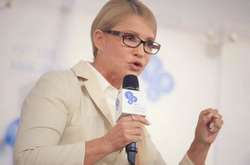 «Зубожіння» отменяется: Тимошенко похвасталась лакшери туфлями Chanel на саммите YES (фото)