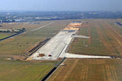 Як іде будівництво нової смуги в одеському аеропорту: фоторепортаж