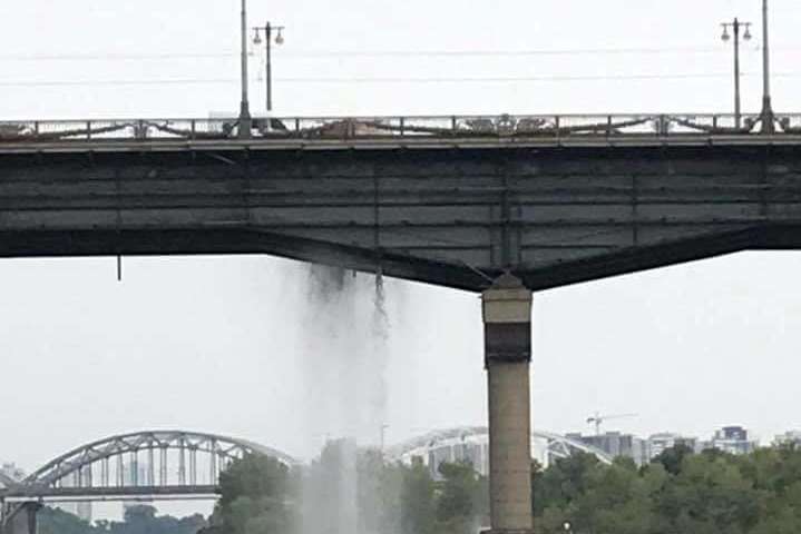 Міст Патона у Києві перетворився на гігантський водоспад (відео)