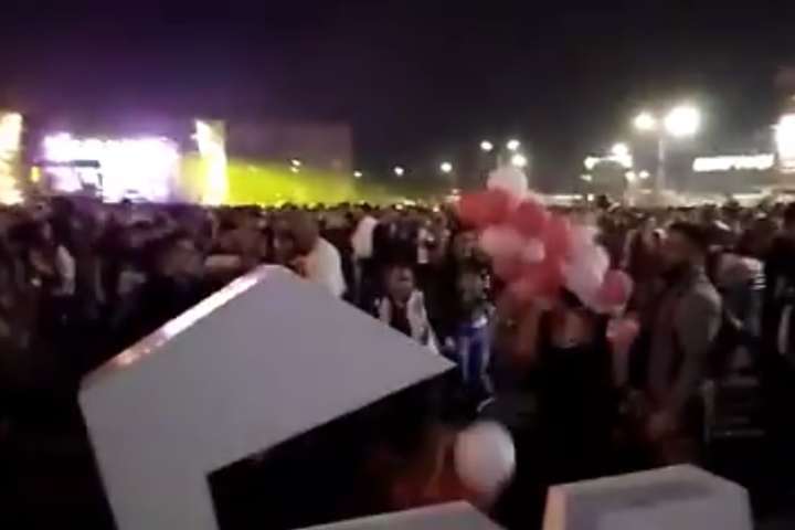 Заради безкоштовних кульок натовп накинувся на святкову гірлянду в Кам’янському (відео)
