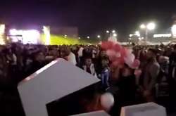 Заради безкоштовних кульок натовп накинувся на святкову гірлянду в Кам’янському (відео)