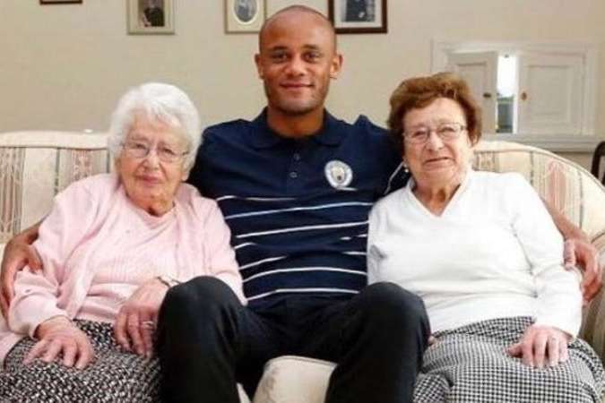 Хвацькі бабусі: гравців «Манчестер Сіті» на матч вивели сестри, яким на двох 200 років (відео)