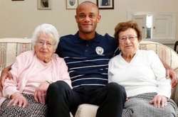 Хвацькі бабусі: гравців «Манчестер Сіті» на матч вивели сестри, яким на двох 200 років (відео)