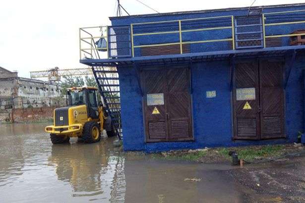 У Бердянську внаслідок потужної зливи затопило вулиці міста