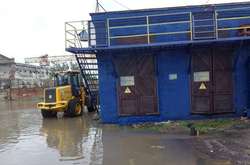 У Бердянську внаслідок потужної зливи затопило вулиці міста