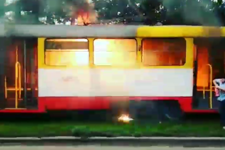 В Одесі на ходу загорівся трамвай (відео)