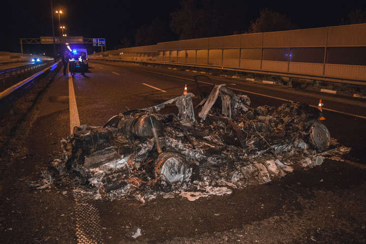 Смертельна ДТП під Києвом: Audi врізалася у вантажівку і згоріла дотла (фото, відео)