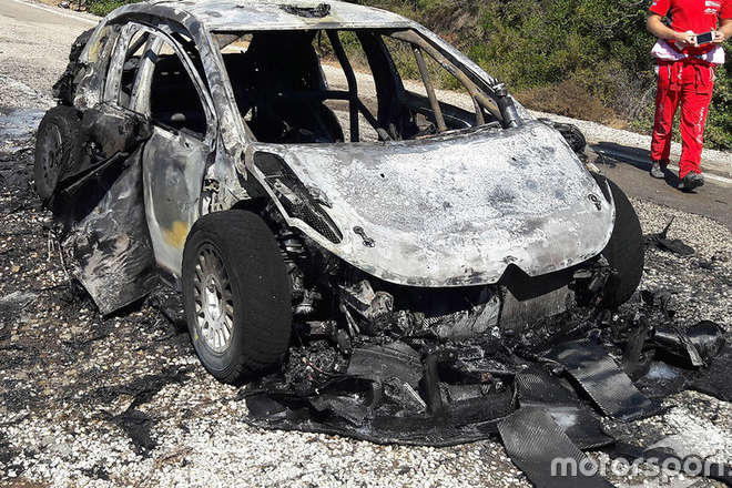 На Ралі Туреччина дотла згорів автомобіль одного з гонщиків. Фотогалерея