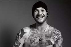 Безумный Макс Том Харди записывает грайм-альбом