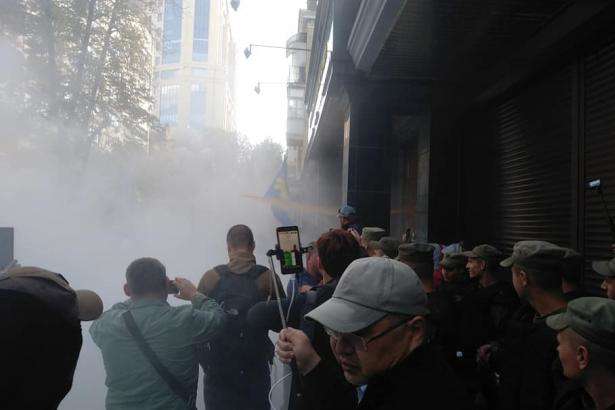 Біля Генпрокуратури палає вогнище, мітингувальників облили водою 