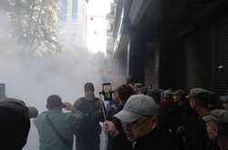 Біля Генпрокуратури палає вогнище, мітингувальників облили водою 