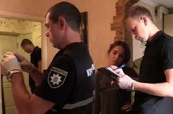 Робота криміналістів на місці вбивства жінки