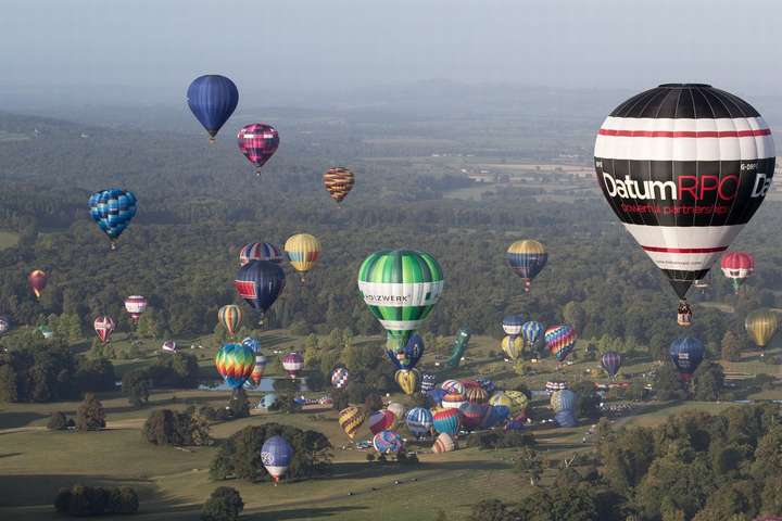 Новый рекорд Великобритании: 170 воздушных шаров одновременно поднялись в воздух (фото)