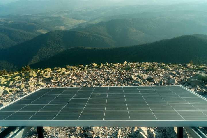 В Карпатах на высоте 1,5 тыс. метров появились солнечные батареи и USB-порты (фото)