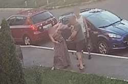 Чоловік наніс жінці цілеспрямований удар правою рукою в голову