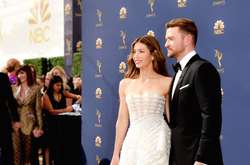 Вдохновленные свадьбой: белые наряды с красной дорожки «Эмми-2018» (фото)