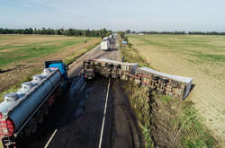 У перевернуту вантажівку в'їхав легковий автомобіль
