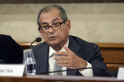 Міністру економіки Італії пригрозили відставкою