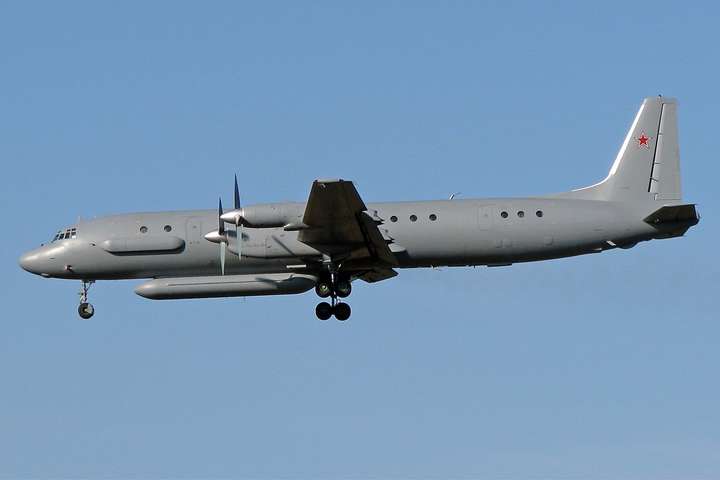 Обломки российского самолета Ил-20 и фрагменты тел погибших военных достали из воды