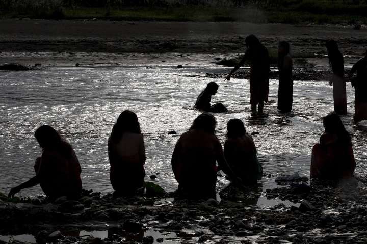 Як виглядає традиційне священне купання непальських жінок в річці Манхара. Фотогалерея