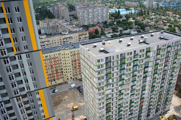 Смерть на будівництві у Києві: на жінку впала арматура