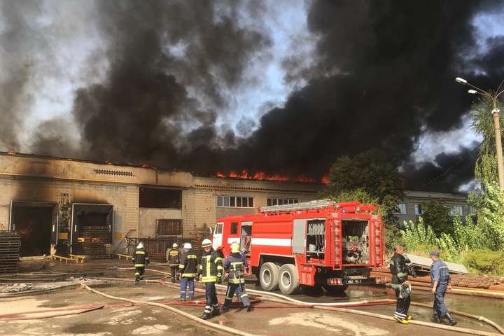 В Житомирі сталася масштабна пожежа на картонному комбінаті