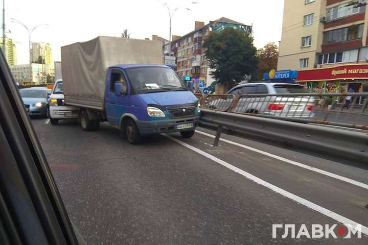 В Києві зіштовхнулися дві вантажівки (фото)