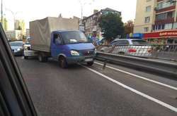 В Києві зіштовхнулися дві вантажівки (фото)