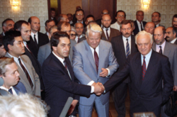 Москва, 3 вересня 1992 року. Владислав Ардзинба, Борис Єльцин та Едуард Шеварднадзе після мирних переговорів