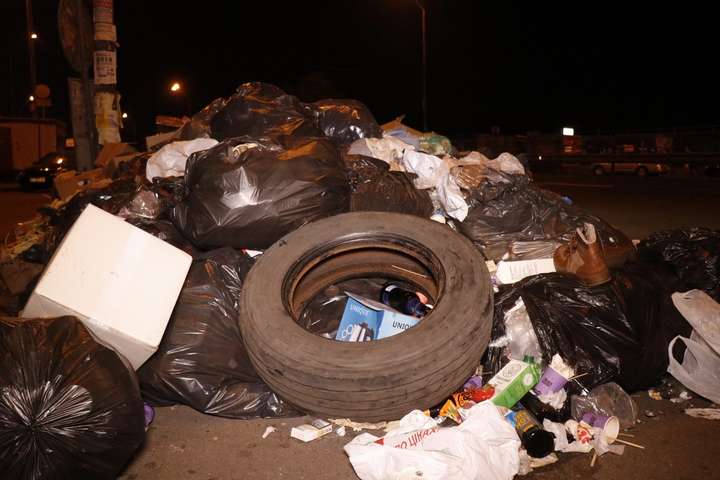 На Броварському проспекті біля входу в метро з’явилося сміттєве звалище
