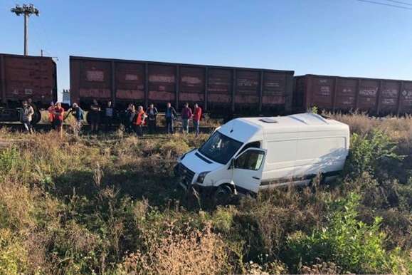 На Миколаївщині мікроавтобус зіткнувся з потягом
