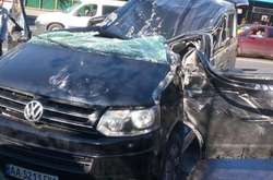 Жуткое ДТП в центре Киева: VW Multivan перевернулся на крышу (фото)