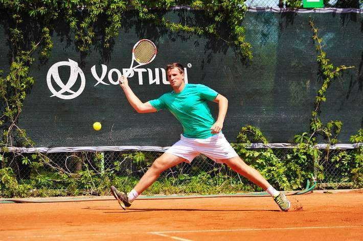 Український тенісист Ужиловський поступився в 1/4 фіналу на турнірі в Румунії