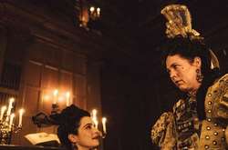 Зависть, сплетни и борьба за расположение королевы: Эмма Стоун и Рейчел Вайс в первом трейлере исторической драмы «Фаворитка»