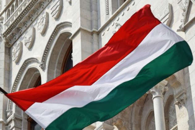 На Закарпатті українцям під присягою видають угорські паспорти 