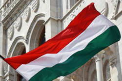 На Закарпатті українцям під присягою видають угорські паспорти 