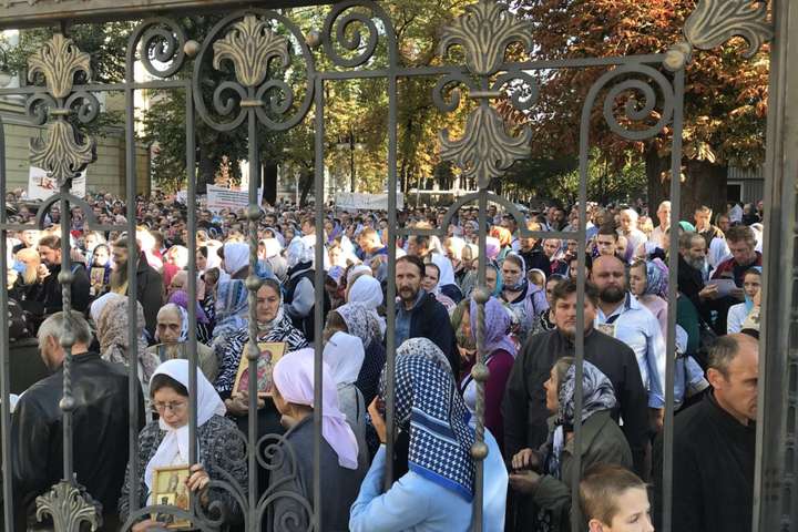 Віряни взяли в облогу Верховний суд: протестують проти ID-паспортів