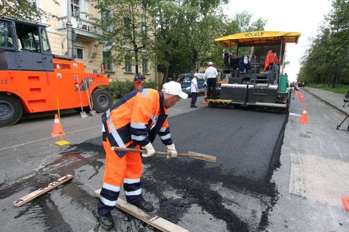 Дніпропетровщина: керівник Служби автомобільних доріг привласнив 1 млн