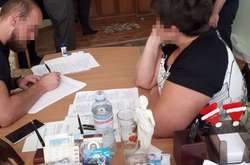 На Буковині чиновницю Держлікслужби піймали на крупному хабарі