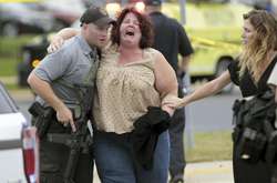 Більше сотні співробітників компанії доставили в сусідній готель, щоб взяти свідчення