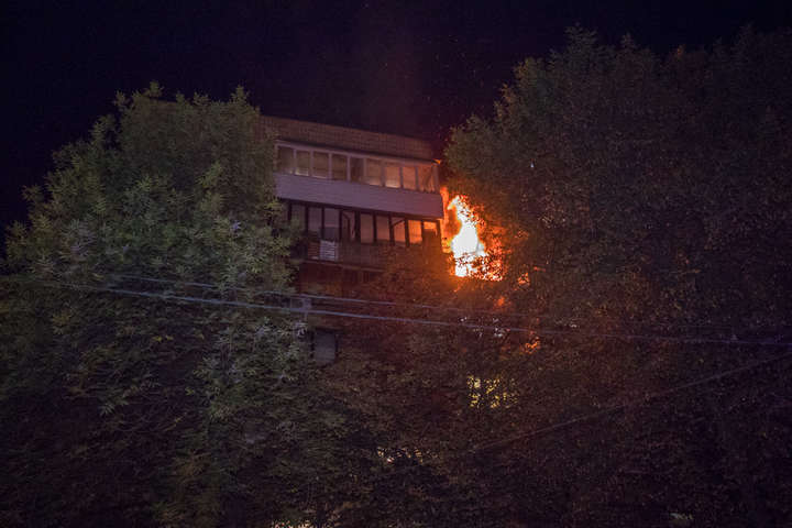 Вночі в центрі Києва сталася серйозна пожежа: евакуювали мешканців будинку (відео)