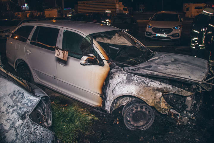 На стоянці на Позняках невідомі підпалили автівку: згоріло шість машин (фото, відео)