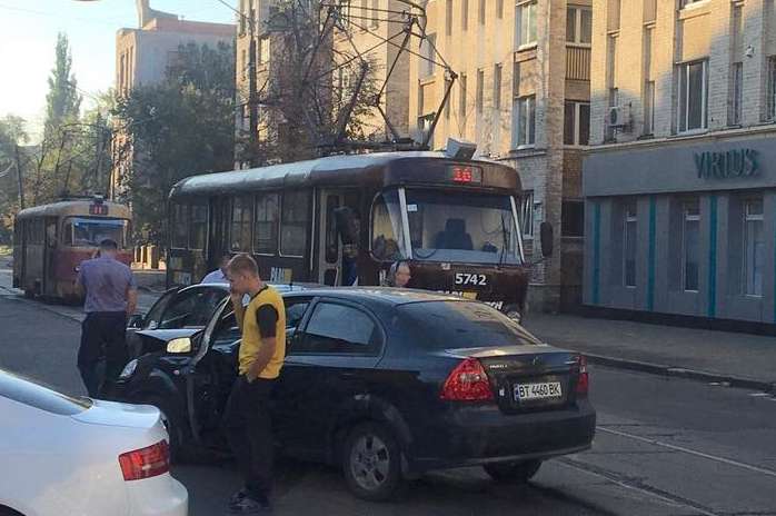 Через ДТП на Подолі заблоковано рух трамваїв