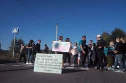 У Черкасах люди перекрили вулицю: вимагають ремонту 